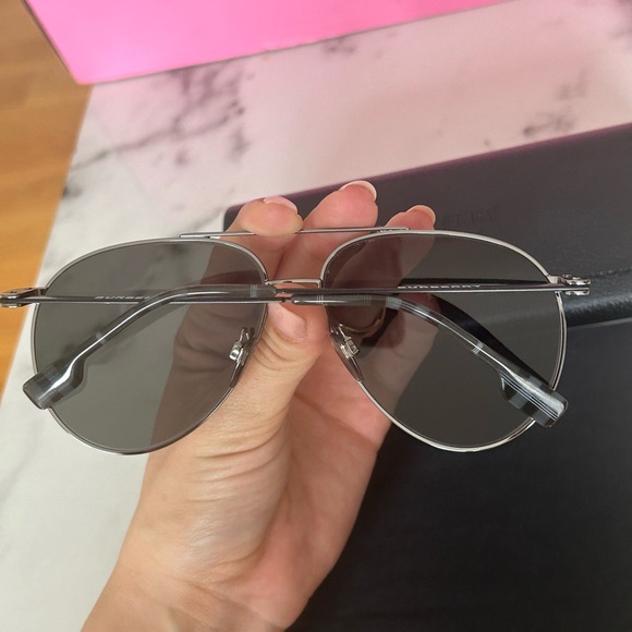 BURBERRY // AVIATOR SUNGLASSES 🖤 - Picture 3 of 8